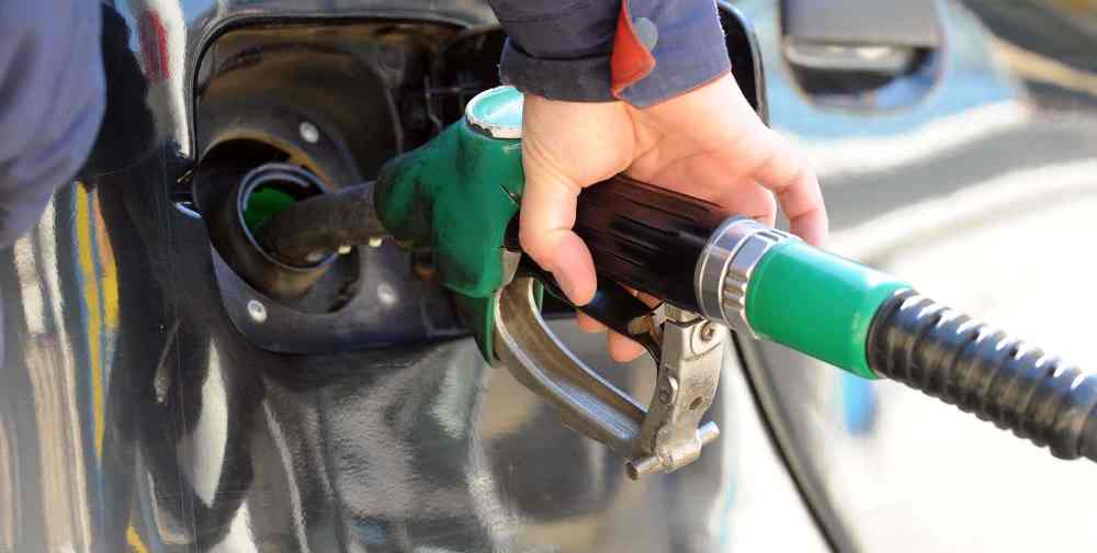 Nafta në bursë kalon 100 dollarë fuçia, në Shqipëri mesatarisht 193 lekë/litri